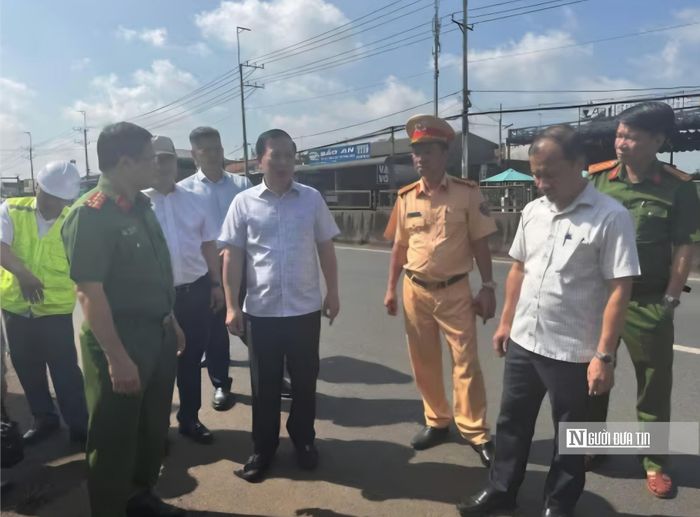 Phó Bí thư Thành ủy, Chủ tịch UBND Tp.Đồng Nai Nguyễn Văn Út đến hiện trường kiểm tra vụ tai nạn.