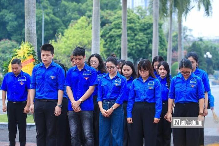 Đoàn Thanh niên cơ quan Trung ương Hội Luật gia Việt Nam đã dâng hương, dành phút tưởng niệm các anh hùng liệt sĩ tại Nghĩa trang Mai Dịch.