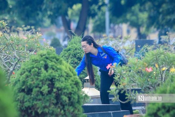 Mỗi nén hương tri ân như nhắc nhở thế hệ tuổi trẻ hôm nay không thể nào quên những hy sinh to lớn của các anh hùng liệt sĩ – những người đã ngã xuống vì nền độc lập, tự do của dân tộc.