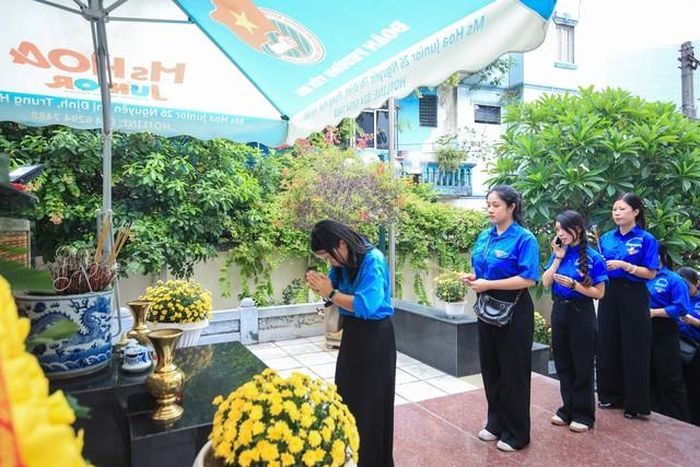 Phat huy tinh thần “uống nước nhớ nguồn”, tuổi trẻ Hội Luật gia Việt Nam nguyện tiếp bước cha anh, giữ gìn và phát huy những giá trị thiêng liêng mà bao thế hệ đã đánh đổi bằng máu xương để gìn giữ.