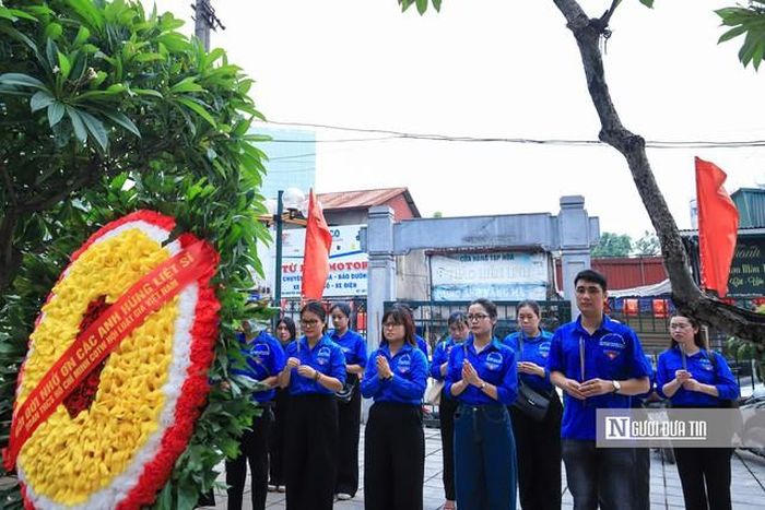 Đoàn Thanh niên cơ quan Trung ương Hội Luật gia Việt Nam đã dâng hương tưởng niệm các anh hùng liệt sĩ tại Đài tưởng niệm Yên Hòa (Hà Nội).