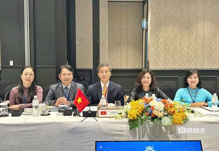 Ông Nguyễn Khánh Ngọc - Trưởng đoàn ALA Việt Nam, Chủ tịch Hội Luật gia Việt Nam (giữa) và các đại biểu tham dự Đại hội.