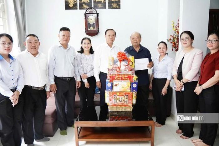 Ông Nguyễn Văn Thọ, Ủy viên Ban Thường vụ Thành ủy, Phó Chủ tịch Thường trực HĐND Tp.HCM (thứ 5 từ trái sang) thăm hỏi các gia đình thương binh.
