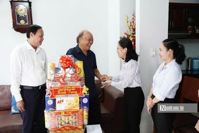 Lãnh đạo Tp.HCM tri ân thương binh, gia đình liệt sĩ bằng những chuyến thăm nghĩa tình.