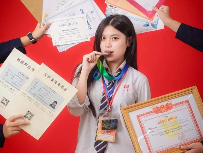 Trong khoảng một năm, Linh lần lượt chinh phục HSK5, HSK6 và HSKK cao cấp. (Ảnh: NVCC)