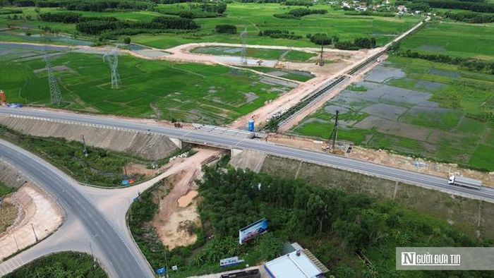 Khu vực đang thi công nút giao với cao tốc Cam Lộ -La Sơn.