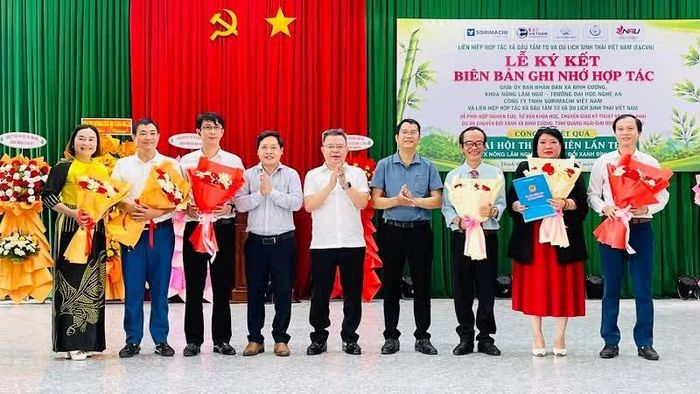 Lãnh đạo địa phương chúc mừng Hội đồng quản trị HTX Nông lâm nghiệp chuyển đổi xanh Đình Cương.