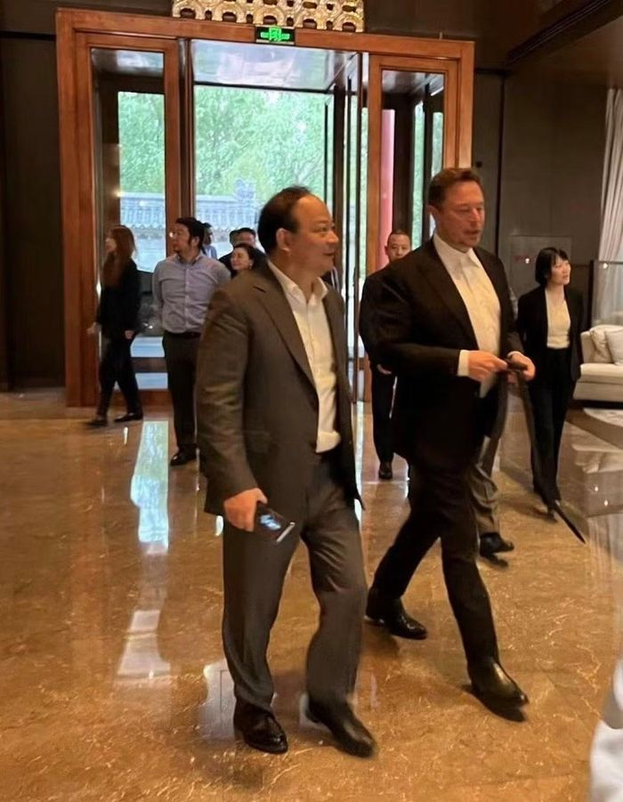 Elon Musk từng nói "Quay trở lại Trung Quốc, người đầu tiên tôi muốn gặp là Robin Deng". Ảnh: Sohu.