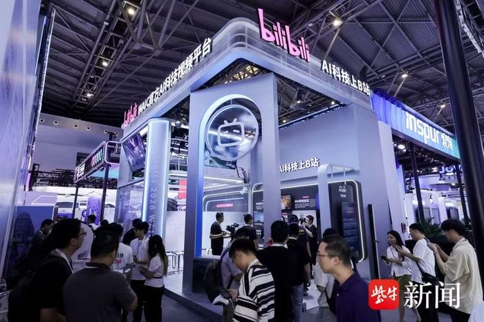 Khách tham quan triển lãm xếp hàng chờ vào nơi trưng bày chiếc điện thoại. Ảnh: Yangzi.