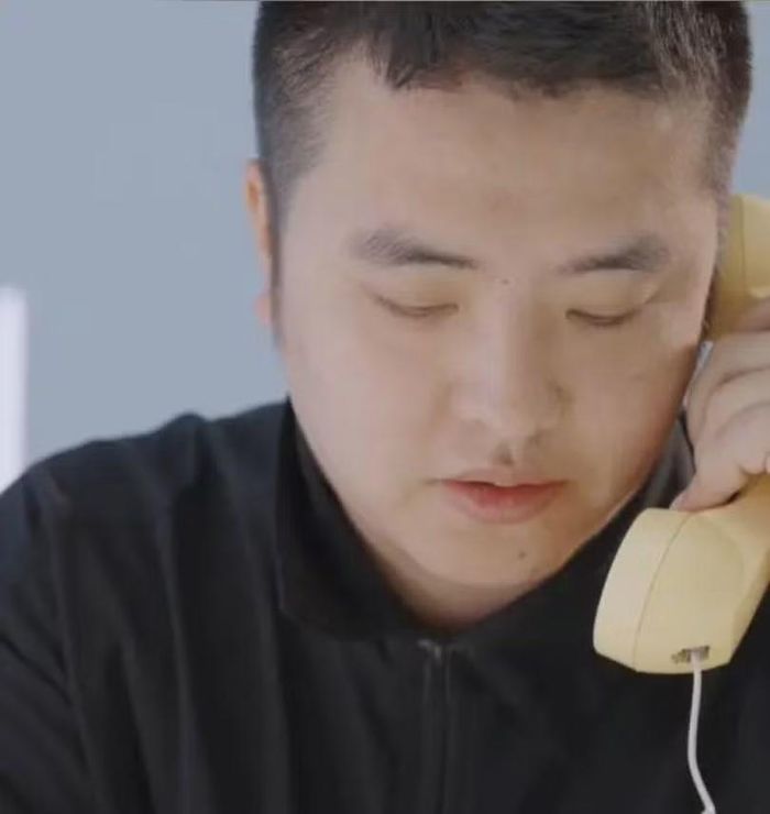 Đỗ Khiêm đang gọi cho "người cha AI" qua điện thoại xuyên thời gian. Ảnh: Ifeng.