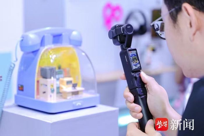 Khách tham quan tìm hiểu về chiếc điện thoại. Ảnh: Yangzi.
