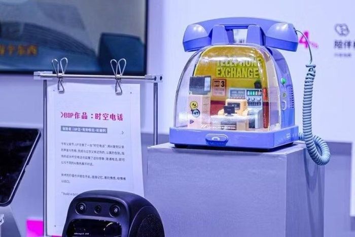 Điện thoại xuyên thời gian được trưng bày tại Triển lãm WAIC. Ảnh: Ifeng.