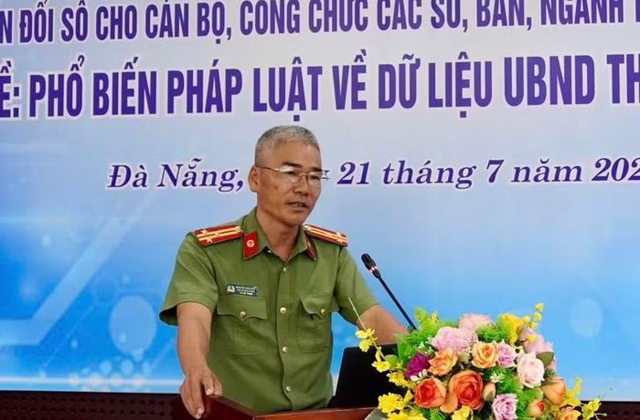 Báo cáo viên trình bày tại hội nghị. Ảnh XM.