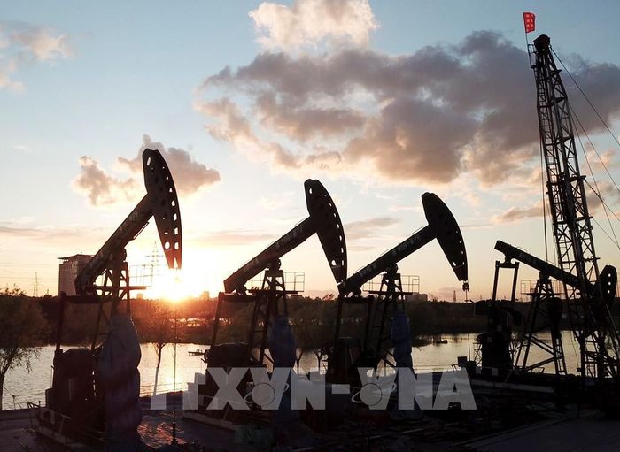 Giá dầu thô tăng hơn 1% sau các diễn mới tại Trung Đông. Ảnh: THX/TTXVN