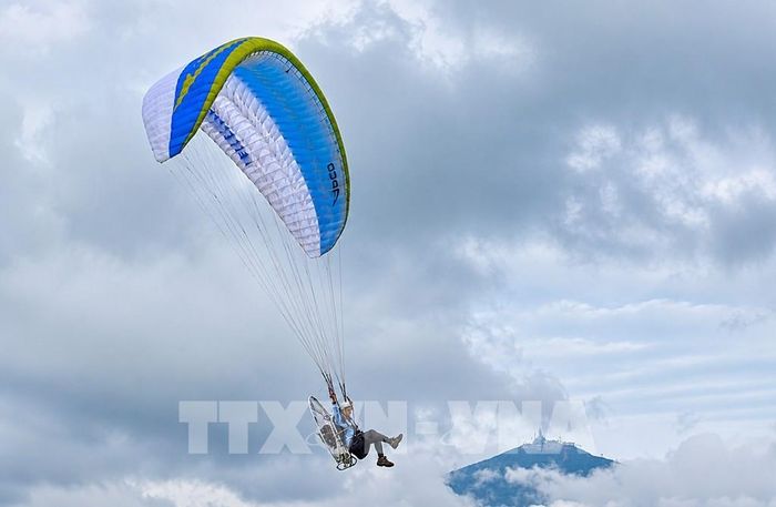 Du khách trải nghiệm trò chơi mạo hiểm trên hồ Dầu Tiếng. Ảnh: Giang Phương – TTXVN