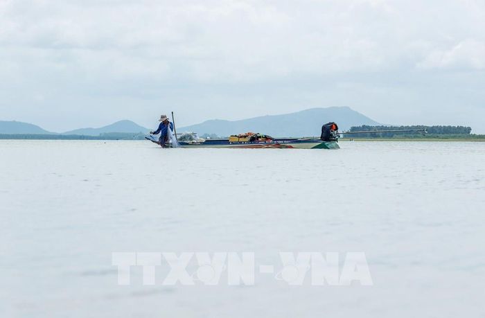 Người dân đánh bắt thủy sản trên hồ Dầu Tiếng. Ảnh: Giang Phương - TTXVN