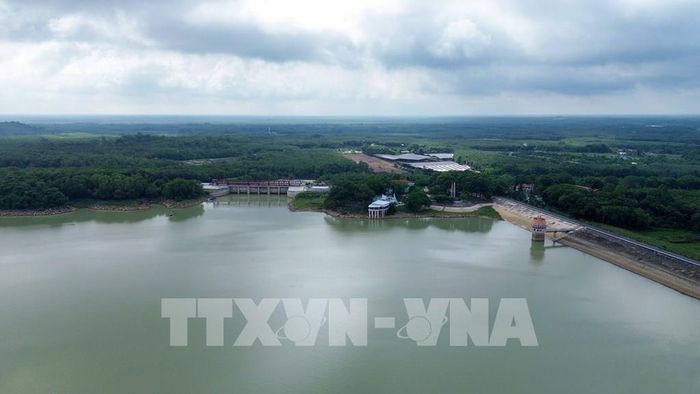 Hồ Dầu Tiếng có mặt nước rộng lớn, hệ sinh thái đa dạng, tạo dư địa phát triển kinh tế xanh và du lịch sinh thái. Ảnh: Giang Phương - TTXVN