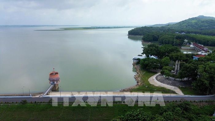Hồ Dầu Tiếng không chỉ bảo đảm an ninh nguồn nước mà còn có nhiều tiềm năng phát triển du lịch sinh thái, nuôi trồng thủy sản và năng lượng tái tạo. Ảnh: Giang Phương - TTXVN