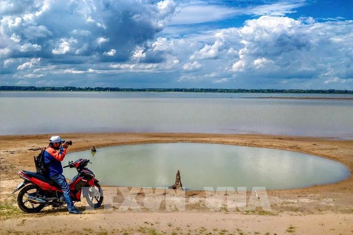 Du khách tham quan, trải nghiệm và lưu lại cảnh quan thiên nhiên tại hồ Dầu Tiếng. Ảnh: Giang Phương - TTXVN