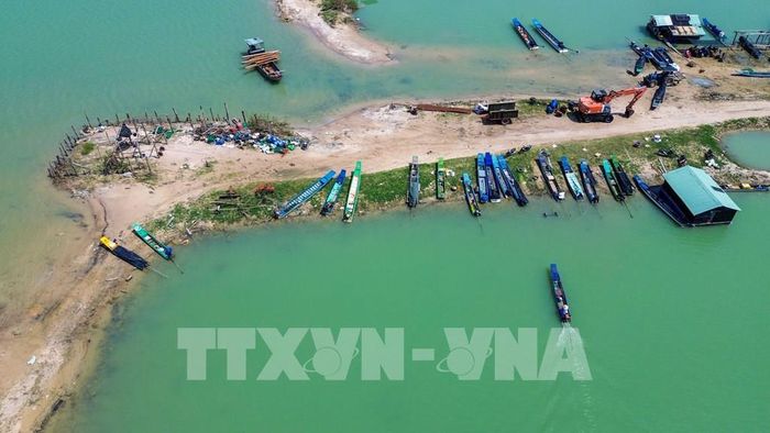 Mặt nước trong xanh cùng những bán đảo và đảo nổi tạo nên cảnh quan đặc trưng của hồ Dầu Tiếng. Ảnh: Giang Phương - TTXVN