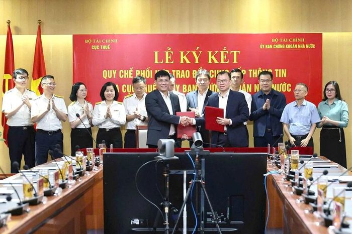 Phó Cục trưởng Đặng Ngọc Minh và Phó Chủ tịch UBCKNN Nguyễn Hoàng Dương ký kết Quy chế phối hợp trao đổi, cung cấp thông tin. Ảnh: Phương Thảo/Bnews/TTXVN/vnanet.vn