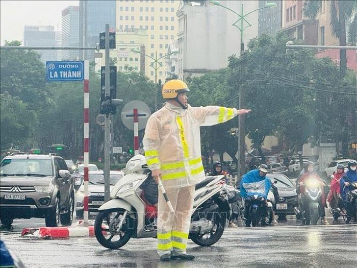 Lực lượng Cảnh sát giao thông tổ chức điều tiết, phân luồng giao thông trên đường La Thành. Ảnh tư liệu: TTXVN phát