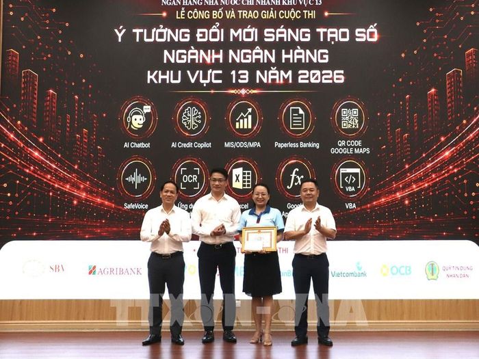 Ông Nguyễn Ngọc Cảnh, Phó Thống đốc Ngân hàng Nhà nước, trao giải nhất cuộc thi "Ý tưởng đổi mới sáng tạo số ngành ngân hàng khu vực 13" năm 2026. Ảnh: Hồng Nhung – TTXVN
