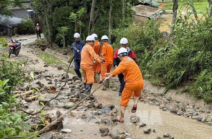 Cán bộ ngành Điện Lai Châu tích cực khôi phục dòng điện để sớm cung cấp điện ổn định phục vụ sinh hoạt, sản xuất của người dân vùng lũ. Ảnh: TTXVN phát