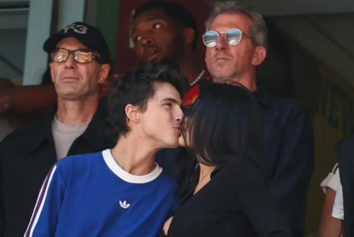 Kylie Jenner và Timotheé Chalamet liên tục có những cử chỉ tình cảm trên khán đài. Ảnh: Getty Images