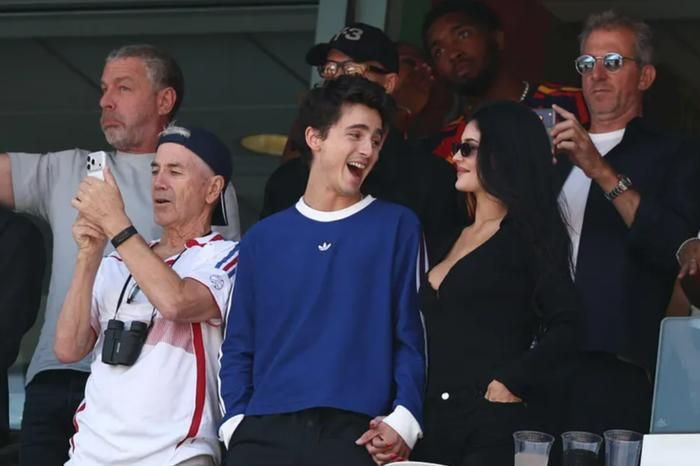Kylie Jenner trở thành tâm điểm chú ý khi xuất hiện cùng bạn trai Timotheé Chalamet trên khán đài trận chung kết FIFA World Cup 2026. Ảnh: Getty Images