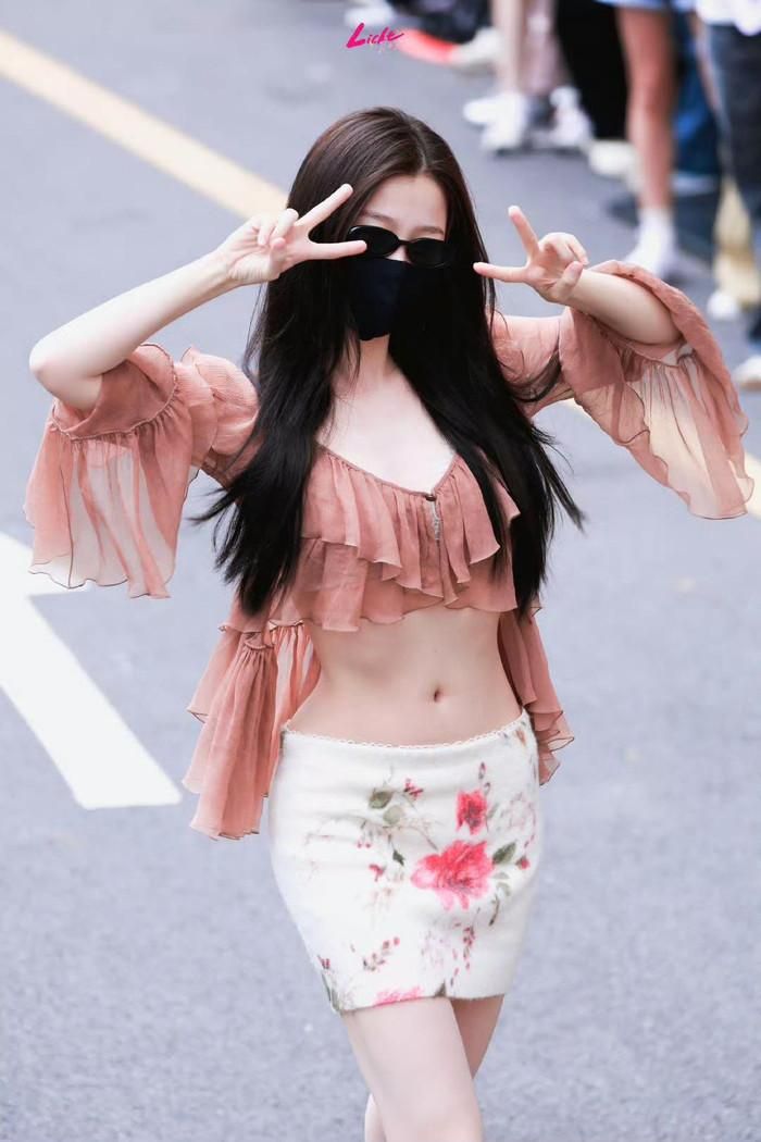 Ngu Thư Hân khoe eo thon và làn da trắng sáng. Ảnh: Fansite