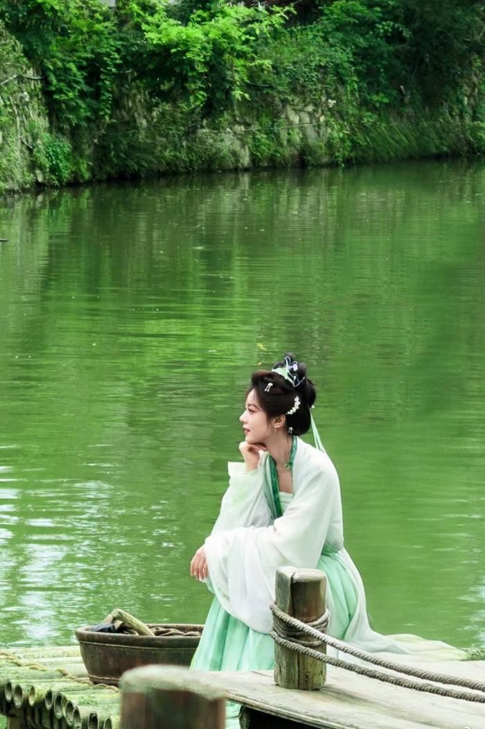 Triệu Kim Mạch ghi điểm với tạo hình cổ trang thanh thoát trong loạt ảnh hậu trường đầu tiên. Ảnh: Sina.