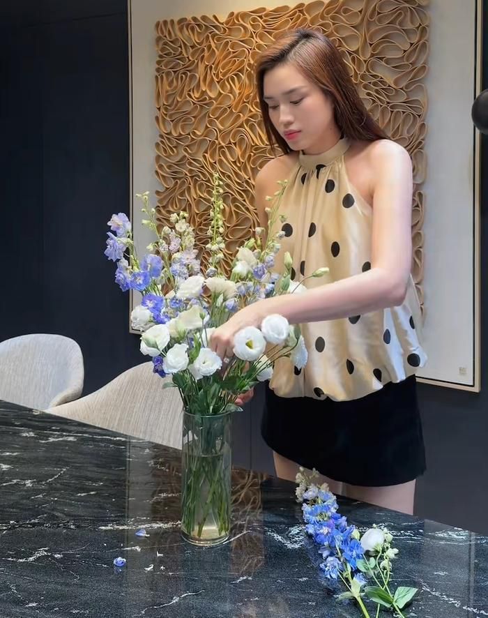 Đỗ Thị Hà trổ tài cắm hoa khi bước sang tuổi mới. Ảnh chụp màn hình