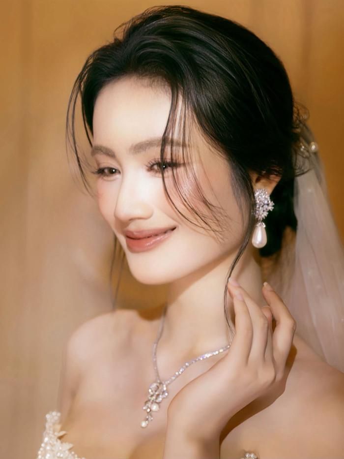 Hoa hậu Ý Nhi hóa cô dâu xinh đẹp.