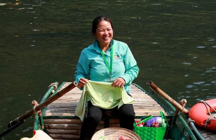 Những người lái đò kể chuyện quê hương với du khách mỗi ngày. Ảnh: báo Lao Động