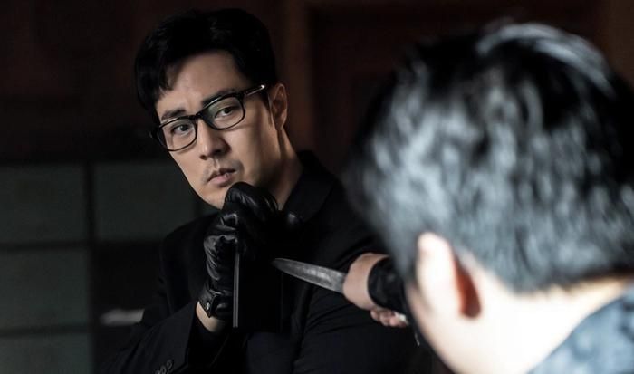Dẫn đầu bảng xếp hạng Netflix Việt Nam hiện nay là Đặc Vụ Kim Tái Khởi Động, bộ phim hành động - giật gân do So Ji Sub đóng chính. Tác phẩm được chuyển thể từ webtoon nổi tiếng Manager Kim và phát sóng đồng thời trên SBS cùng Netflix từ ngày 26/6/2026. Nội dung xoay quanh Kim Do Hyun, cựu đặc vụ mang mật danh "Code 66" từng rời bỏ quá khứ đầy bạo lực để sống bình lặng bên con gái. Tuy nhiên, khi cô bé bị bắt cóc bởi một âm mưu liên quan đến giới tài phiệt và chính trị, anh buộc phải tái xuất, sử dụng toàn bộ kỹ năng từng bị chôn vùi để giải cứu con và đối đầu với những thế lực nguy hiểm. Sự kết hợp giữa các pha hành động dồn dập, yếu tố báo thù và tình cảm gia đình đã giúp bộ phim duy trì sức hút, tiếp tục giữ vị trí số 1 trên Netflix Việt Nam.