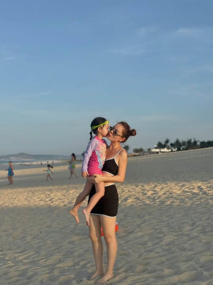 Phạm Quỳnh Anh khoe khoảnh khắc bên con. (Nguồn: FBNV)