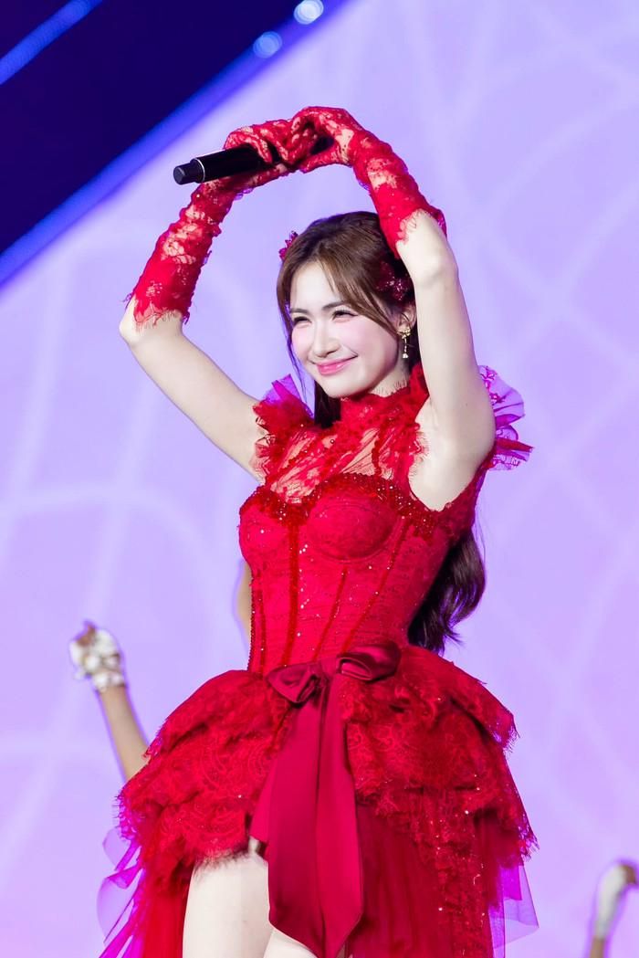 Hòa Minzy vẫn là nữ ca sĩ rất mạnh về truyền thông trên mạng xã hội (Ảnh: FBNV).
