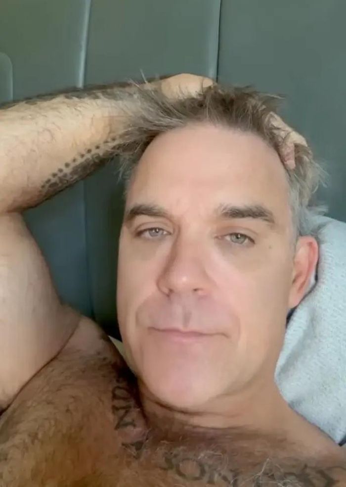 Robbie Williams trong đoạn video đính chính.