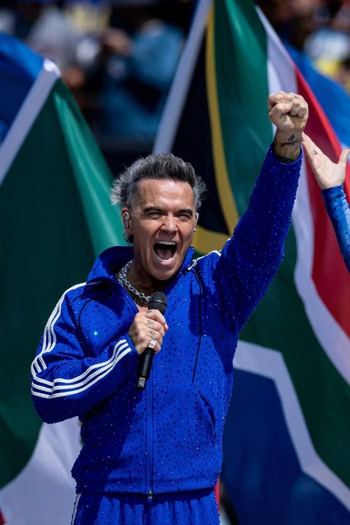 Tại chung kết World Cup 2026, Robbie Williams là một trong những nghệ sĩ góp mặt trong chương trình biểu diễn trước trận đấu.