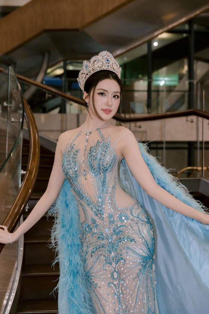 Hoa hậu Phương Oanh tỏa sáng với thần thái sang trọng và cuốn hút. (Nguồn: FBNV)