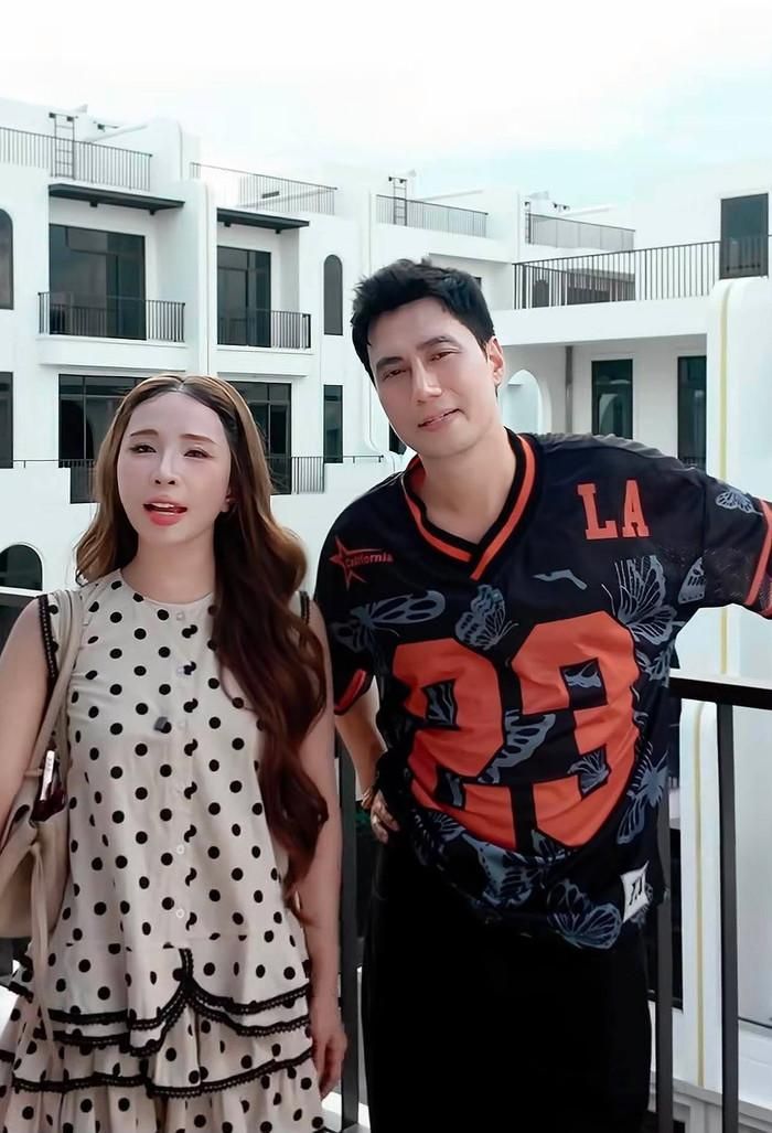 NSƯT Việt Anh cho biết bây giờ là đúng thời gian nên anh và Quỳnh Nga mua chung nhà, sống cùng nhau.