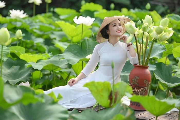Nhiều người chi tiền thuê nhiếp ảnh để chụp những bức ảnh kỷ niệm với mùa sen ở Hà Nội. Ảnh: Thúy Hà/báo Đầu tư