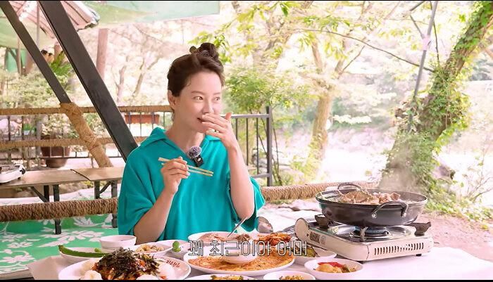 Một thói quen nhỏ của Song Ji Hyo cũng đủ khiến mạng xã hội dậy sóng. (Nguồn: Koreaboo)