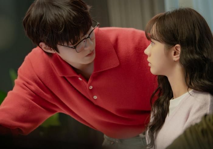 Loạt ảnh mới hé lộ bầu không khí lãng mạn trước khi bí mật 15 năm được tiết lộ.