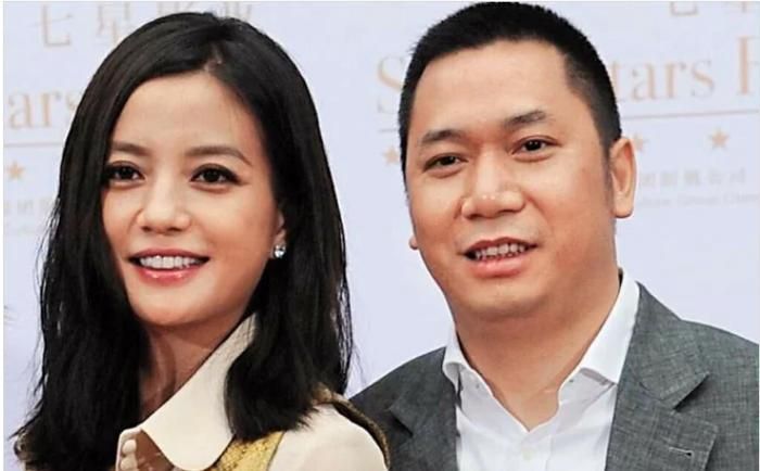 Triệu Vy và Huỳnh Hữu Long từng là một trong những cặp đôi quyền lực của giới giải trí và đầu tư Trung Quốc. Ảnh: Sohu