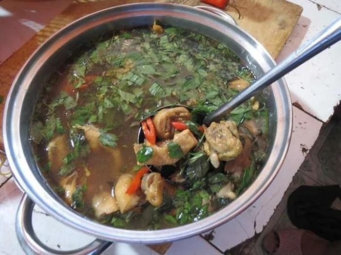 Món lẩu gà nấu trái quách. Ảnh: Dân Việt