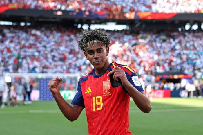 Lamine Yamal vừa cùng Tây Ban Nha vô địch World Cup 2026. Điều đáng nói là ở tuổi 19, ngôi sao của Barcelona đã sở hữu 8 danh hiệu lớn trong sự nghiệp. Ảnh: FIFA