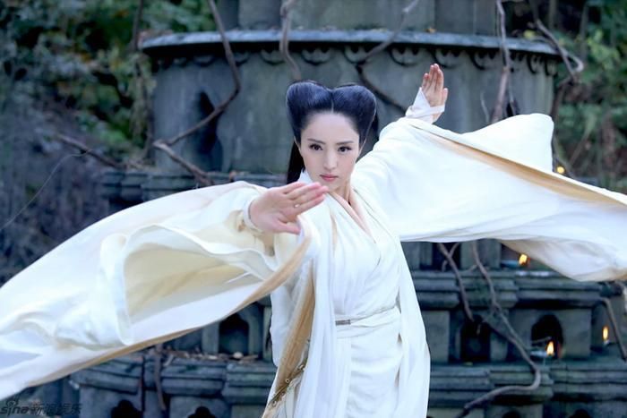 Là người sáng lập phái Cổ Mộ, Lâm Triều Anh được xem là một trong những thiên tài võ học xuất sắc nhất lịch sử Kim Dung. Bà sáng tạo Ngọc Nữ Tâm Kinh, đồng thời tinh thông Băng Phách Ngân Châm và Đạn Chỉ Thần Thông. Dù không trực tiếp xuất hiện nhiều trong nguyên tác, những lời kể của các nhân vật cho thấy bà có tư chất võ học vượt trội, từng khiến Vương Trùng Dương phải nể phục. Nhiều đánh giá cho rằng thực lực của Lâm Triều Anh đủ sức sánh ngang, thậm chí vượt qua các cao thủ Ngũ Tuyệt ở giai đoạn đầu, trở thành một trong những nữ tông sư hiếm hoi của võ lâm.