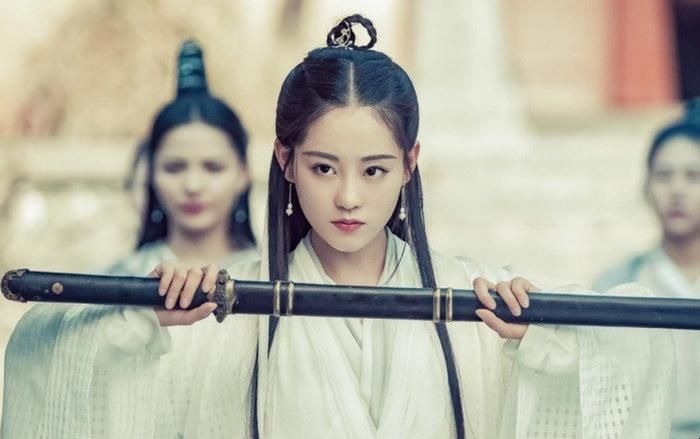 Sau khi bí mật luyện phiên bản chưa hoàn chỉnh của Cửu Âm Chân Kinh, Chu Chỉ Nhược nhanh chóng trở thành một trong những cao thủ đáng gờm nhất võ lâm. Cô sử dụng Cửu Âm Bạch Cốt Trảo cùng nhiều chiêu thức hiểm độc để liên tiếp đánh bại nhiều đối thủ tại Đại hội Đồ Sư, khiến cả giang hồ khiếp sợ. Tuy nhiên, do luyện công theo con đường cấp tốc nên căn cơ nội lực chưa thật sự vững chắc, khiến thực lực của Chu Chỉ Nhược vẫn chưa thể vươn tới nhóm cao thủ mạnh nhất.
